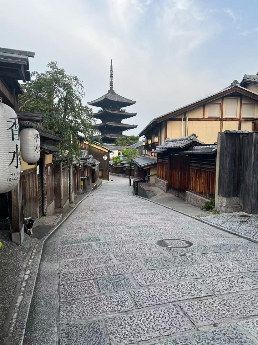 Ninenzaka lane rising toward Yasaka Pagoda, empty in the early morning