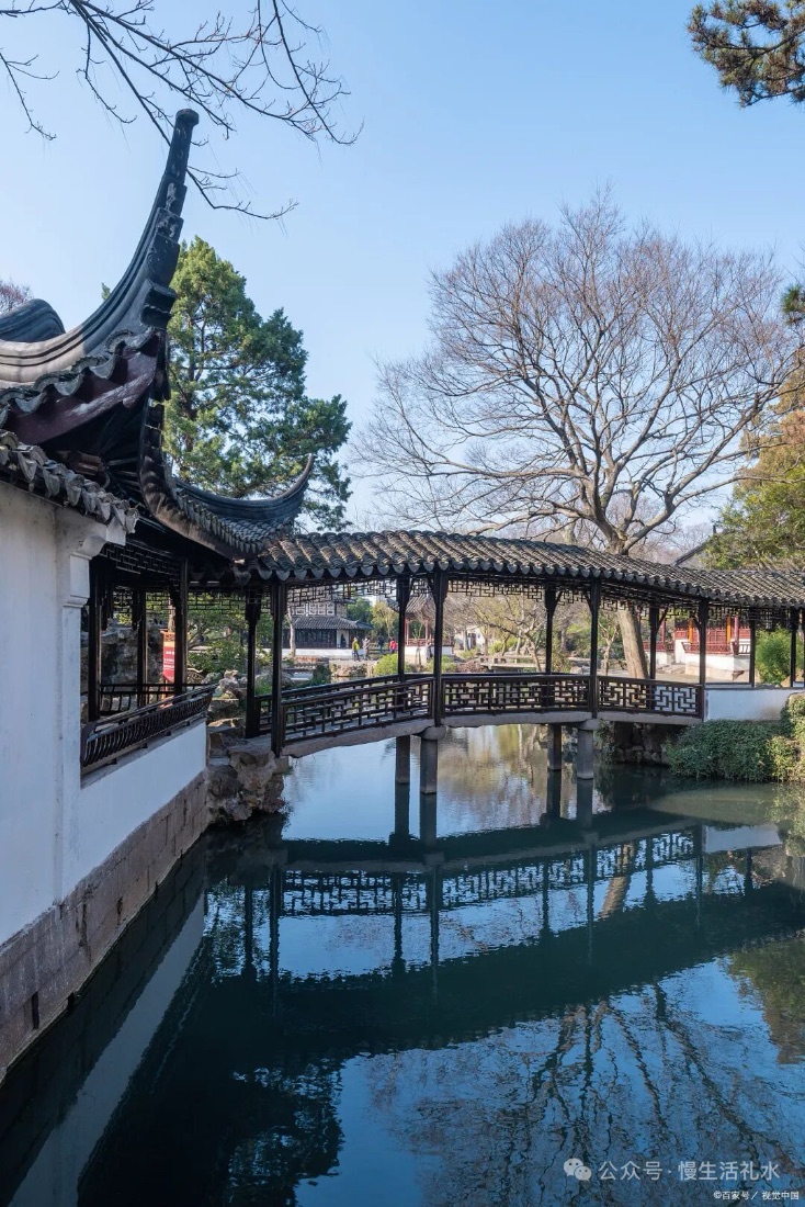 A covered corridor bending through the garden