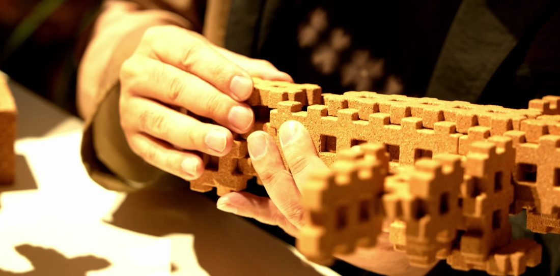 Earthen sculptures, balls and tubes hardened without adhesive