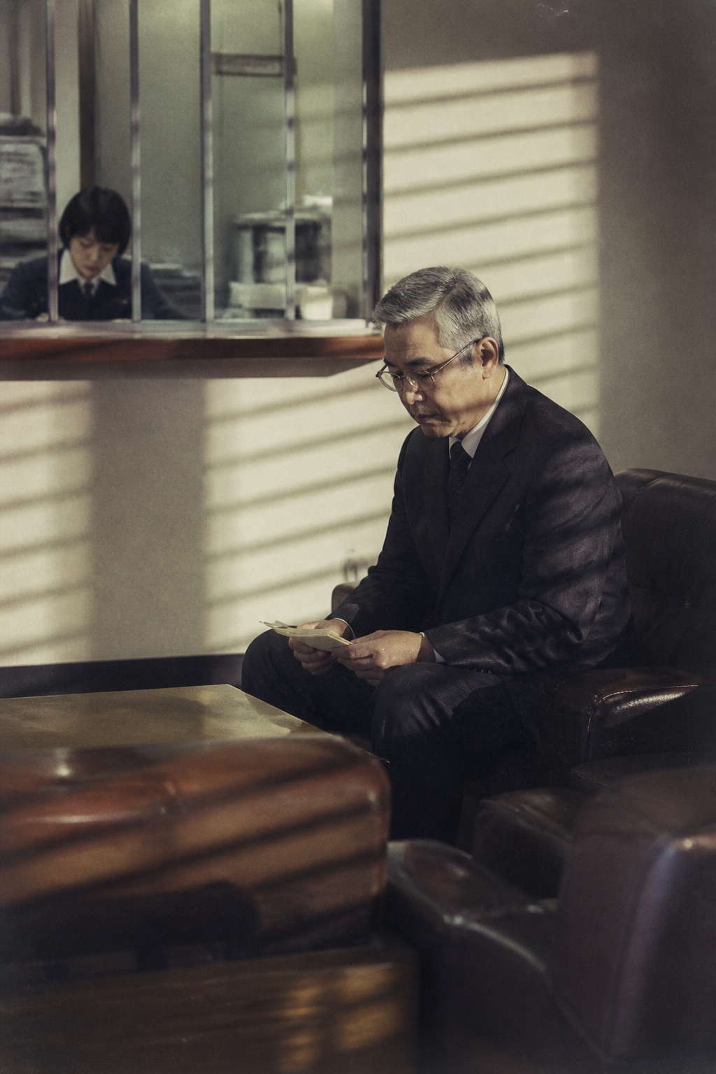 百叶窗阴影中的六十多岁日本男性