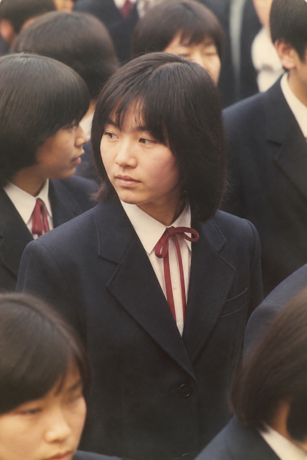 泛黄班级旧照里没有看镜头的日本女孩